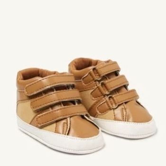 Les chaussons marrons à scratchs  tape à l’œil