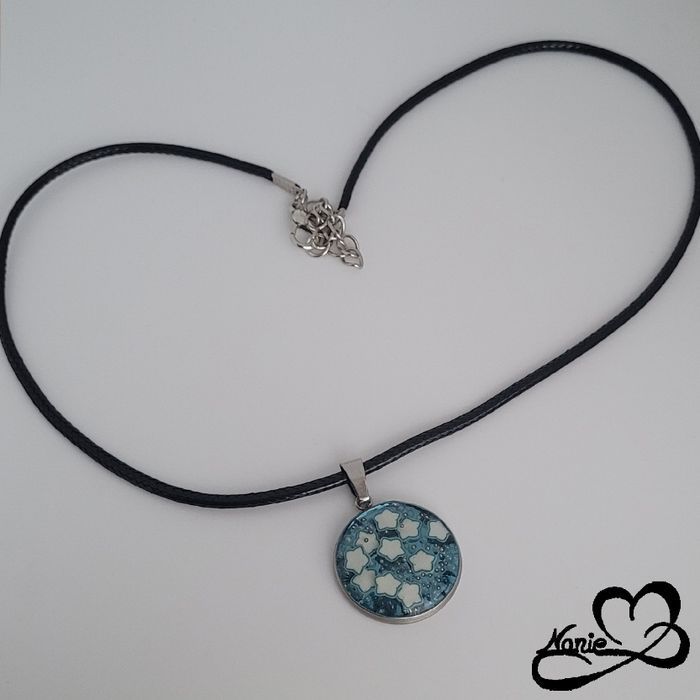 Pendentif en résine rond argenté et bleu étoilé