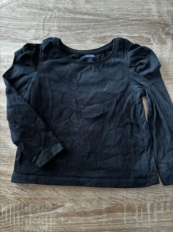Tee shirt noir cœur KIABI t.4ans