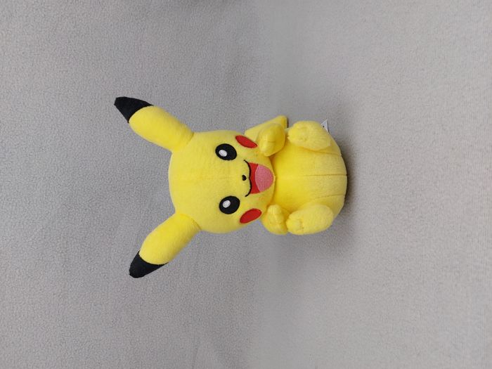 Peluche doudou PIKACHU POKEMON TOMY 2017 Nintendo 22 cm