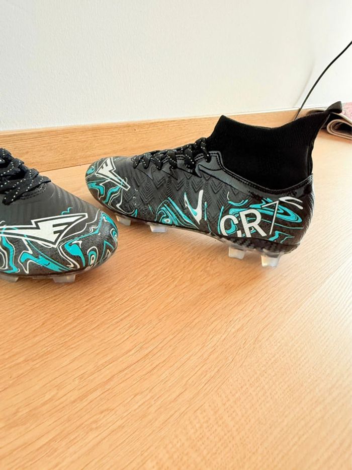 Chaussure de foot CR7 design électrique - photo numéro 4