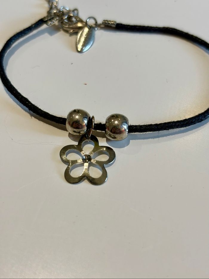 Bracelet fleur en métal argenté sur cordon noir - photo numéro 2