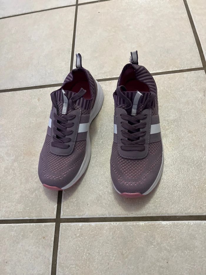 Paire de baskets violette