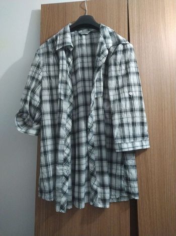Chemise grise à carreaux