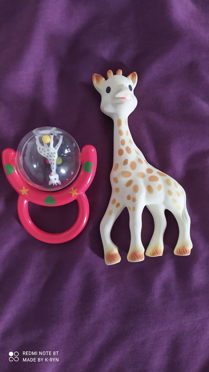 Duo hochet et Sophie la Girafe