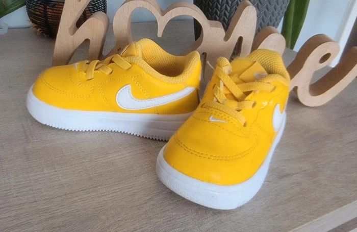 Basket nike jaune taille 21