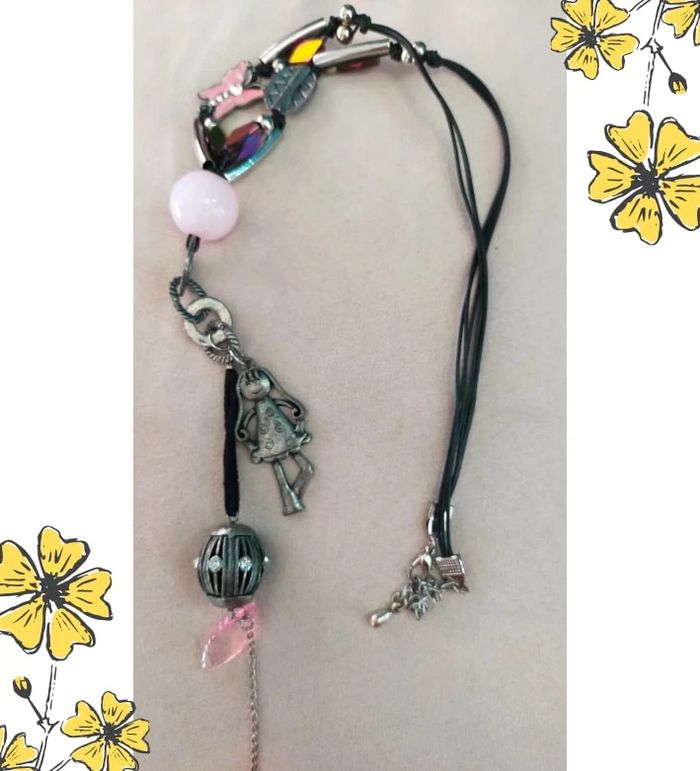Collier Fantaisie Vintage – Pendentif Petite Fille & Pampilles Roses _ Collection Nuances de Rose - photo numéro 3