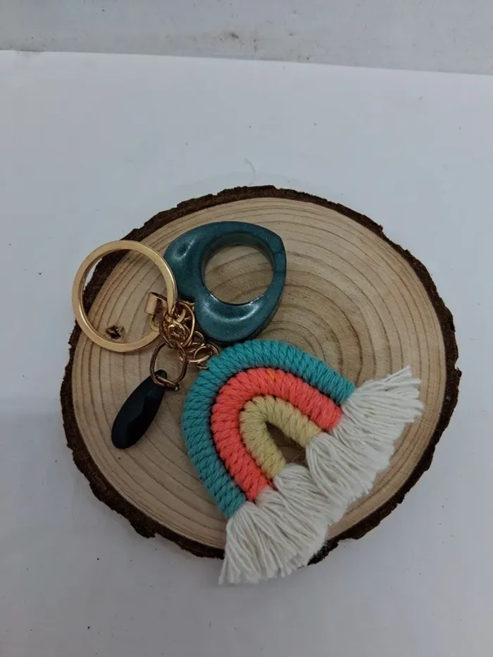 Porte cle coeur en resine et arc en ciel - photo numéro 2