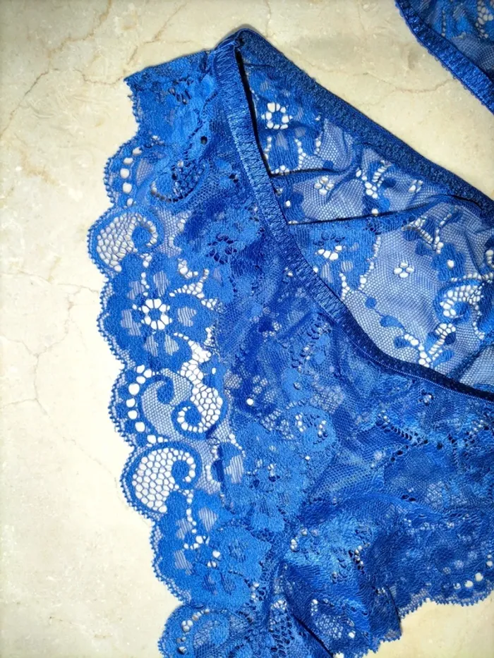 Ensemble lingerie en dentelle bleu électrique - soutien-gorge triangle et tanga - photo numéro 2