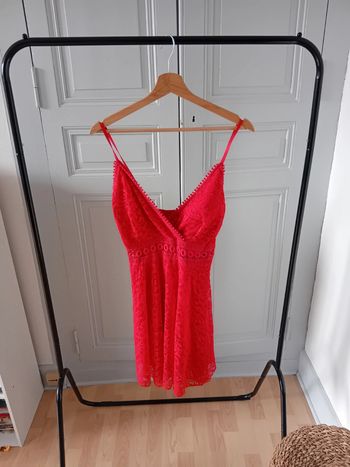 Robe en dentelle rouge