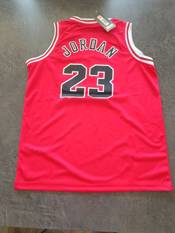 Tenue NBA Chicago Bulls Michael Jordan rouge. T.30 - photo numéro 2