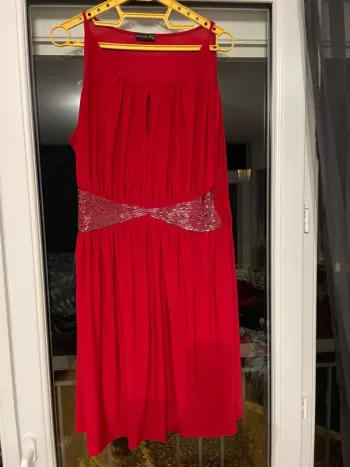 Jolie robe rouge soirée