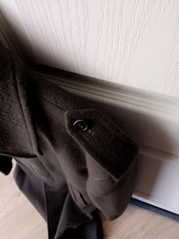 Joli manteau long en laine . Vestra . doublé .Épaulettes . Boutons cachés. 2 poches intérieures. Poches extérieures. Taille L. Fabrication française. Bien chaud. - photo numéro 6