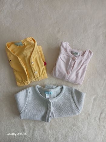 Lot de gilet tres bon état 24 mois fille 