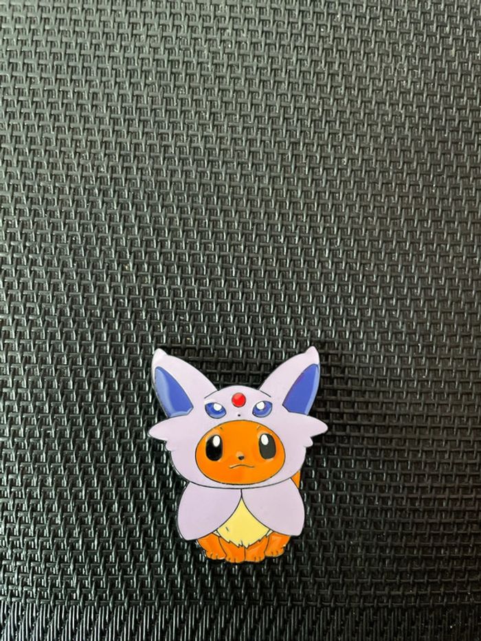 Pin’s Evoli eevee poncho Mentali espeon Pokémon broche en très bon état - photo numéro 3