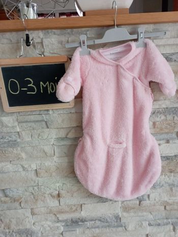 Très jolie combinaison toute douce 0-3 mois en très bon état. Avec trou pour Cosi 😊