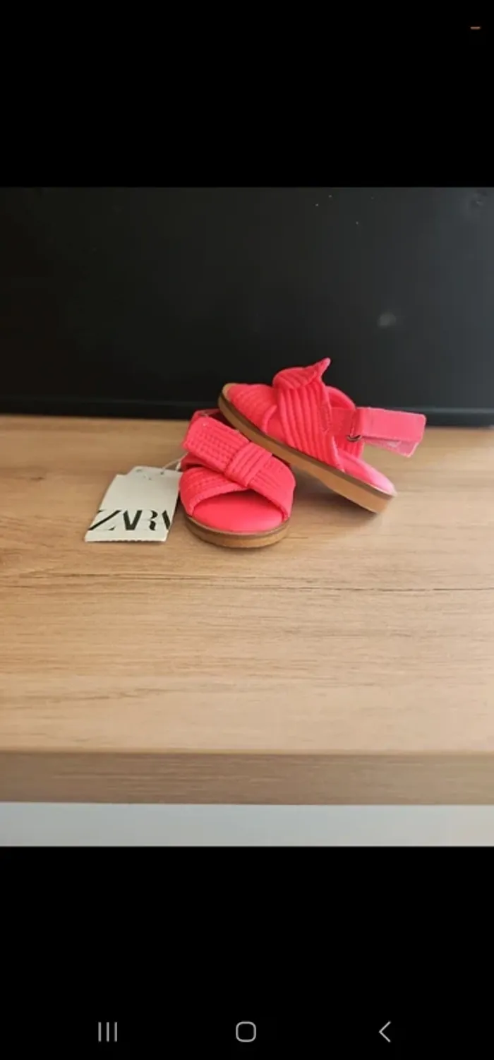Jolie sandales zara rose fushia pointure 19 neuve avec etiquette