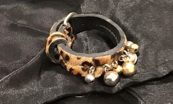 Beau bracelet  cuir vintage réglable à clochettes bicolores