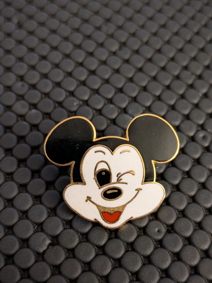 Pin's Disney Tête de Mickey Clin d'œil