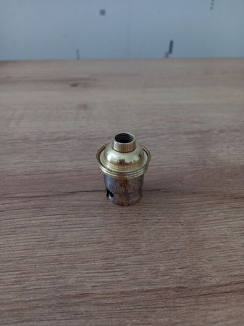 Douille B22 ancienne en acier laitonné et céramique.