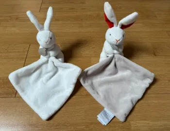 Lot de 2 doudous lapins