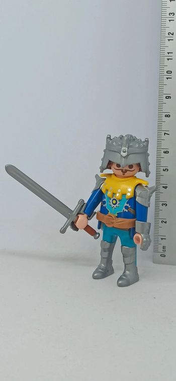 Homme chevalier bleu et jaune avec épée playmobil