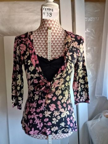 Tee-shirt, noir à fleurs jaunes &roses, en acrylique &elasthanne, en très bon état, longueur 55cm, m