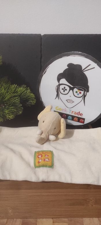 doudou plat éléphant les loustics moulin roty beige blanc vert jaune Carré