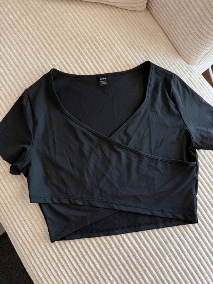 T-shirt cache cœur noir - photo numéro 2