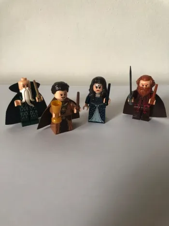 Figurine type lego les 4 fondateurs de Poudlard. Harry Potter