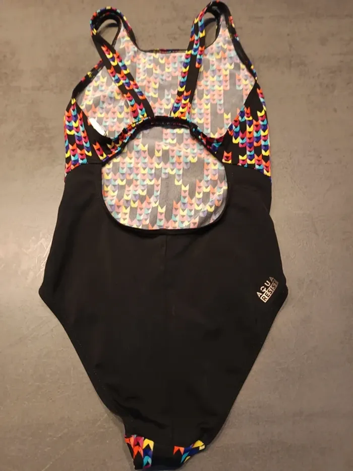 Vends lot de 2 maillots de bain 1 pièce nabaiji et tribord taille 10 ans. - photo numéro 4