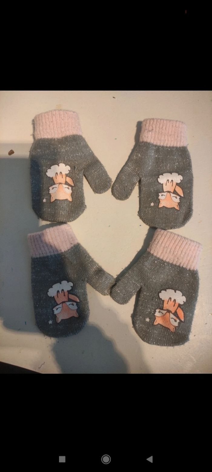 Lot de 2 paires de gants bébé fille taille 12 mois en très bon état