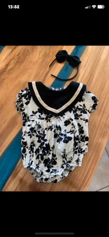 Jolie barboteuse avec serre tête taille 24 mois