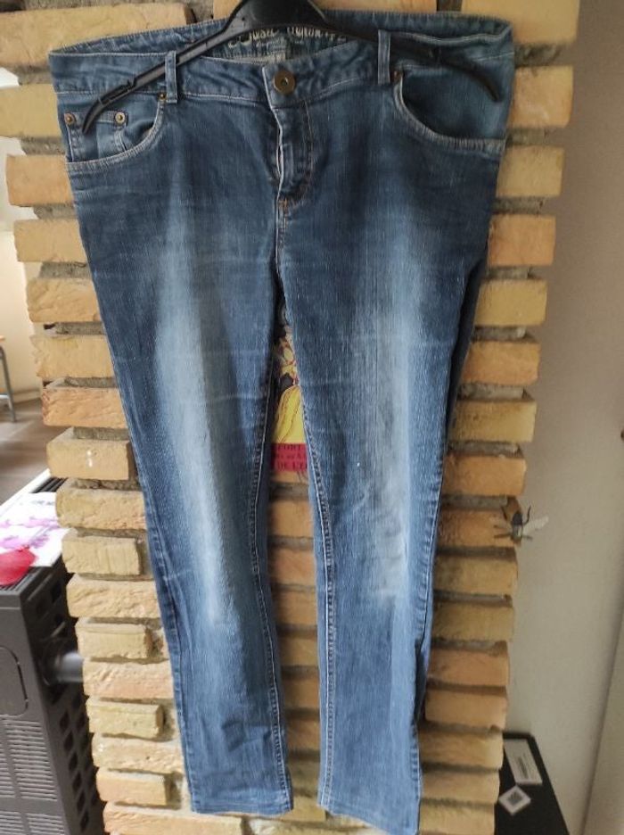 Jean pres du corps
