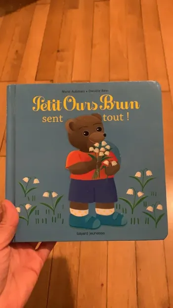 Livre petit ours brun sent tout