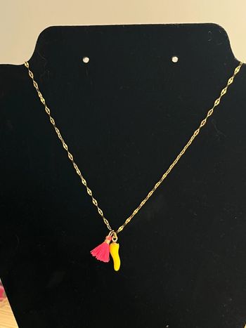 Collier chaîne en acier inoxydable dorée et pendentif pompon et piment