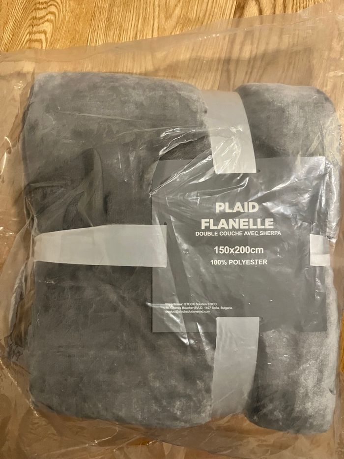 Plaid flanelle, doublé sherpa neuf, dimensions. 150X200 - photo numéro 2