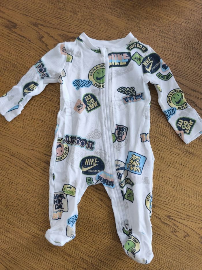 Ensemble Nike Superbe ensemble Nike comportant :
-pyjama manche longue ouverture sur le devant , 100% coton , taille 3 mois 56-62 cm
-body manche courte , 68% coton 40% polyester, taille 3 mois 50 -68 cm
- bavoir
Le tout en très bon état
#nikebebe - photo numéro 2