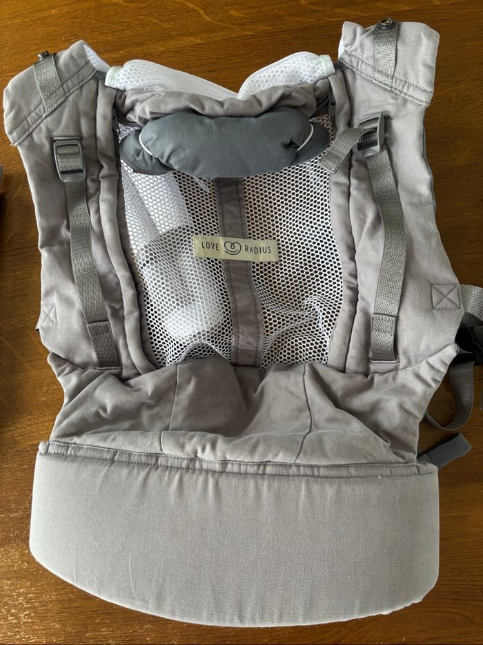 La différence principale est que le PhysioCarrier 2 est une solution tout-en-un (sans accessoire) avec une assise ajustable en largeur pour l’écart du bassin du nourrisson et une partie centrale ajustable en hauteur pour la taille de l’enfant (comme sur l - photo numéro 4