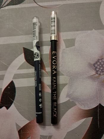 Crayon a maquillage bleu, noir