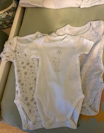 Lot bodies manches courtes 6 mois