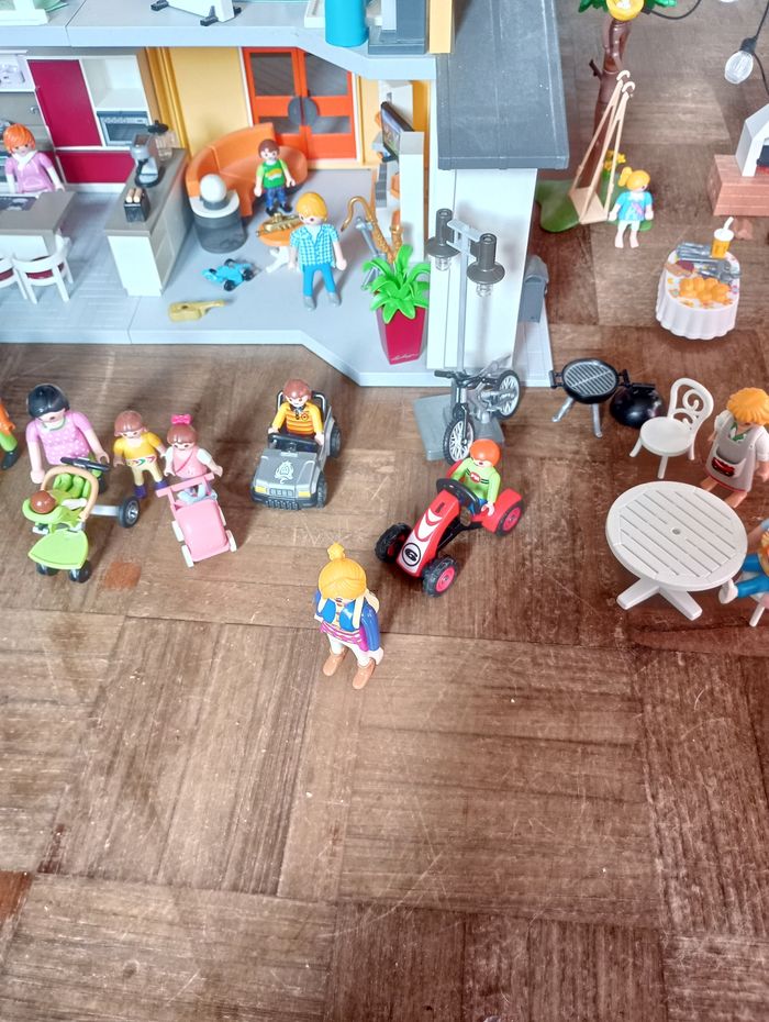 Maison moderne Playmobil avec accessoires - photo numéro 3
