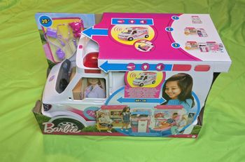 Véhicule Médical Barbie
Cette ambulance avec ses sirènes sonores et lumineuses se transforme en clinique.