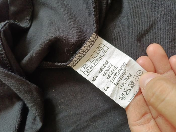 T-shirt noir à col froncé mignon – basique avec détail élégant - photo numéro 4