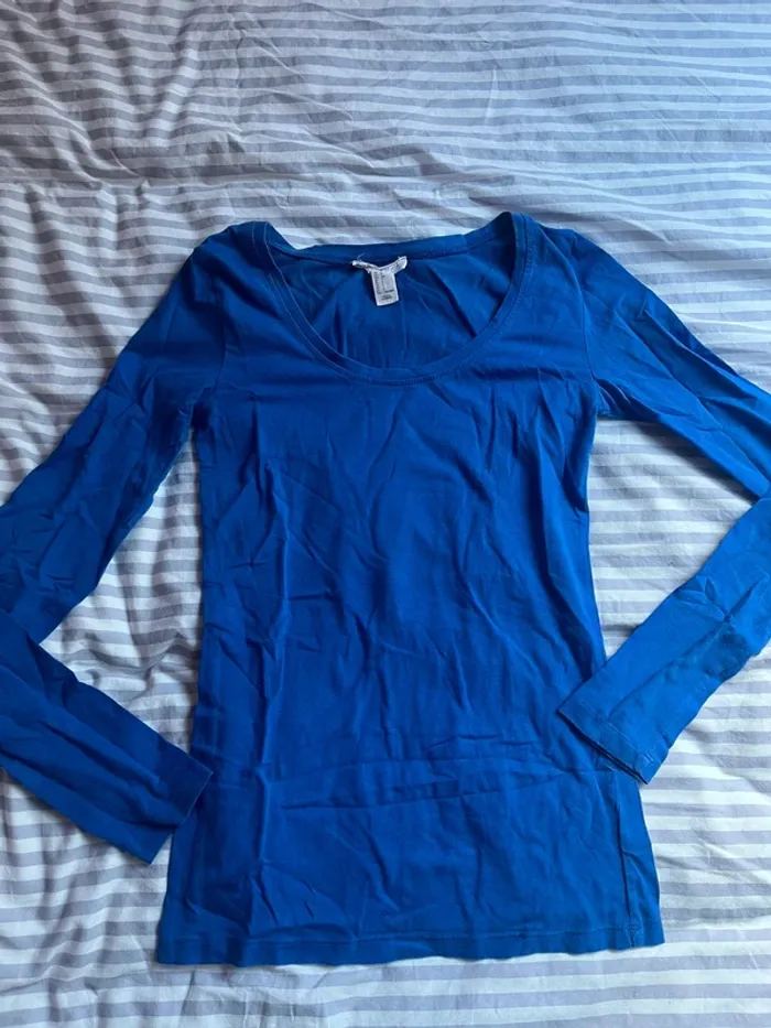tee shirt bleu basique à manches longues
