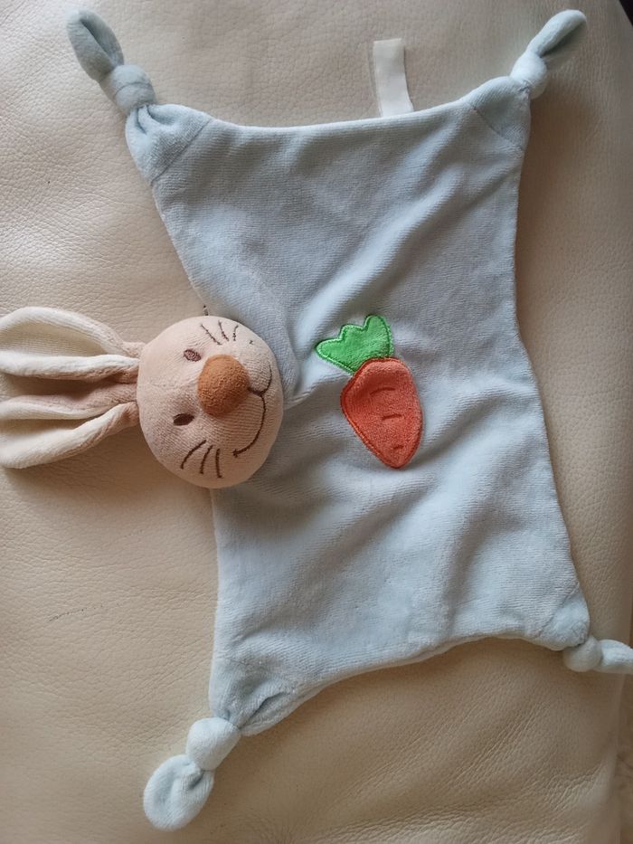 Doudou lapin  beige carotte tête marron beige Fnac éveil bien d'occasion couleurs  usées plat noeuds - photo numéro 2