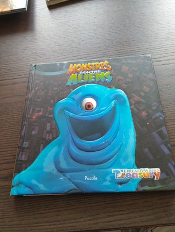 Livre monstre contre aliens