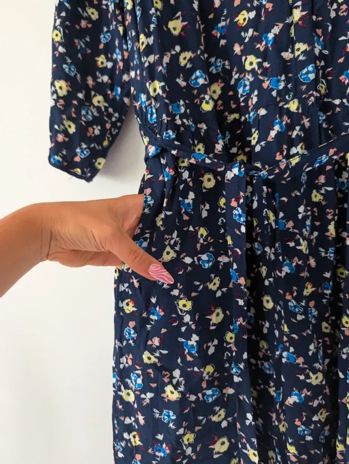 Robe bleu marine fleurie boutonnée casual chic avec poches Promod taille 38 - photo numéro 9