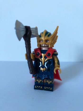 Figurine type lego Thor casqué avec armure lourde. Marvel
