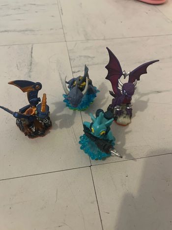 Lot 4 figurines dragon skylanders